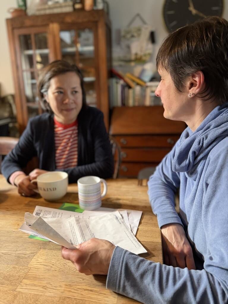 出身台灣的周怡霈（左）近日當選蘇格蘭議會議員，創台灣人和蘇格蘭議會首例。她接受中央社專訪時說，以人為本、第一線聆聽社會各界心聲，做好基層服務，是她從政核心理念。（周怡霈提供）中央社記者陳韻聿倫敦傳真　115年5月10日&nbsp;&nbsp;&nbsp;