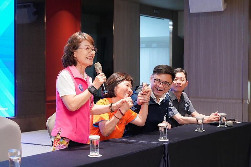 國民黨籍前高雄市議會議長曾麗燕（粉色背心）10日稱讚民進黨高雄市長參選人賴瑞隆「未來最好市長」。&nbsp;&nbsp;&nbsp;圖：翻攝自賴瑞隆臉書