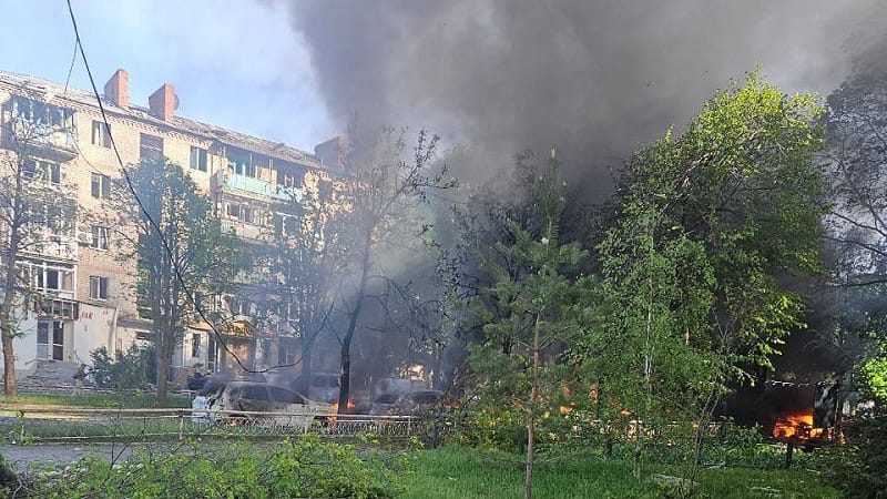  烏克蘭頓內茨克地區遭到俄羅斯襲擊，居民住宅瞬間起火燃燒。 圖:翻攝自 X @ZelenskyyUa 
