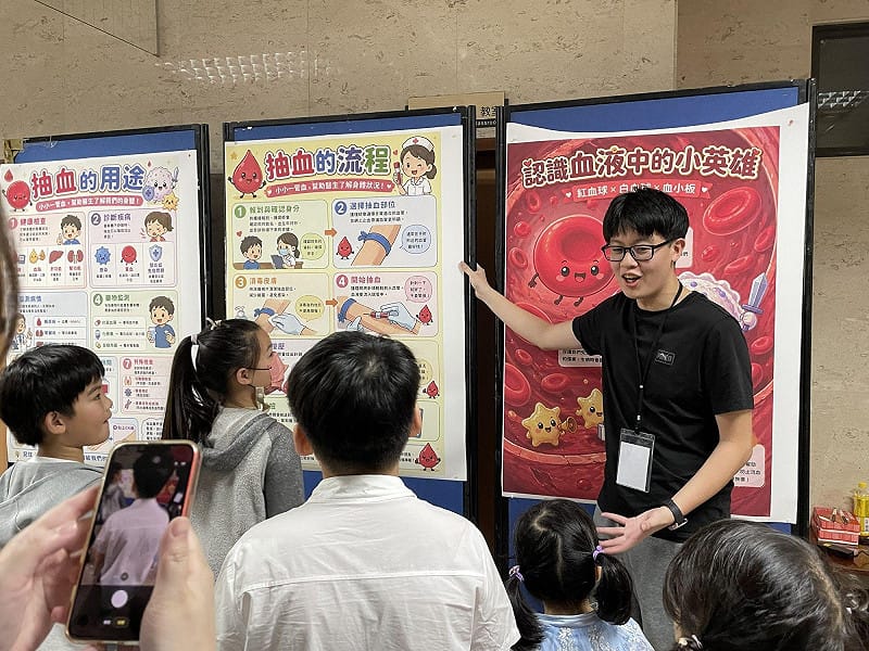 醫技系學生結合捐血流程，向學童介紹血型檢驗與輸血安全知識。&nbsp;&nbsp;&nbsp;圖：中山醫大/提供