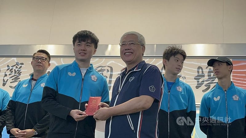 國際桌球總會（ITTF）世界桌球團體錦標賽台灣男團摘下銅牌，宏道基金會執行長陳士魁（前右）12日特別到桃園國際機場接機，並頒發獎勵金給選手林昀儒（前左）等。中央社記者葉臻攝　115年5月12日&nbsp;&nbsp;&nbsp;