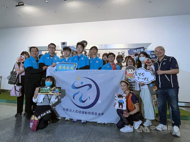 在英國倫敦舉行的國際桌球總會（ITTF）世界桌球團體錦標賽，台灣男團勇奪銅牌，宏道基金會執行長陳士魁（右1）12日到桃園國際機場接機，現場也有不少球迷與粉絲到場表達支持。中央社記者葉臻攝　115年5月12日&nbsp;&nbsp;&nbsp;