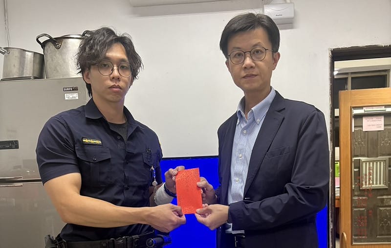 黃元民(右)案發後第一時間慰問受傷的黃耀霆(左)。 &nbsp;&nbsp;&nbsp;圖：高市警前鎮分局/提供