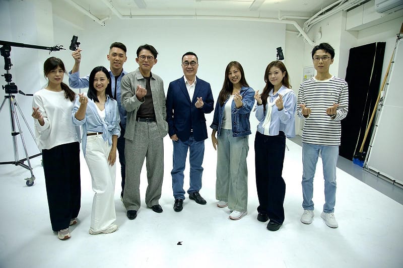 民眾黨主席黃國昌（左4）與國民黨新北市長參選人李四川（左5）與民眾黨新北市議員陳世軒（左3）與5位新北市議員參選人吳亞倫（左1）、陳語倢（左2）、陳怡君（右3）、林子宇（右2）、陳彥廷（右1）拍形象照。&nbsp;&nbsp;&nbsp;圖：民眾黨 / 提供