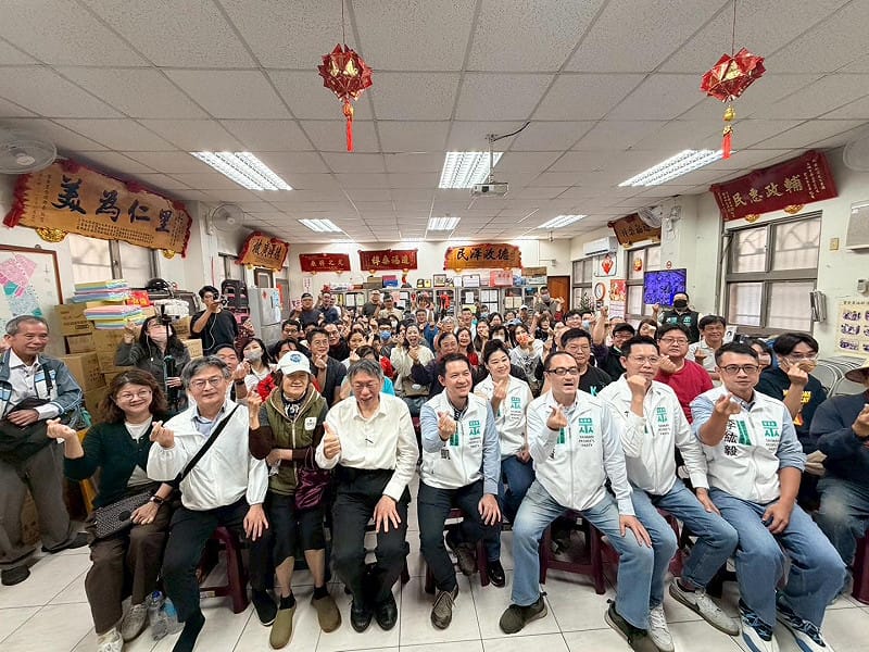 李紘毅（右1）曾出席民眾黨高雄市黨部活動。&nbsp;&nbsp;&nbsp;圖：翻攝自民眾黨高雄市黨部