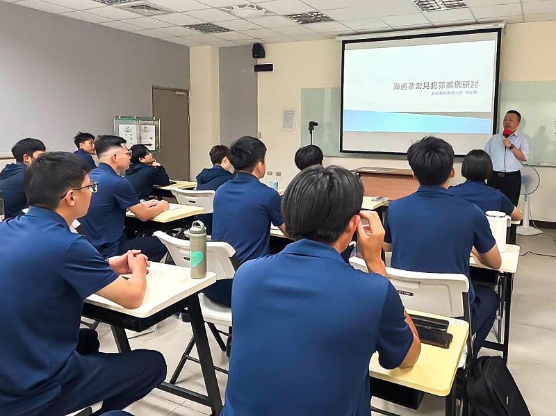 海巡署政風室今（13）日在培育精銳海巡人員的教育訓練測考中心，透過實務案例解析及多元創意課程設計，引導參訓學員建立清廉執法的倫理素養，並將誠信及法遵意識內化為日常執勤與行為準則，進而形塑廉能公正、守法自律之海巡執法文化。&nbsp;&nbsp;&nbsp;圖：海巡署提供