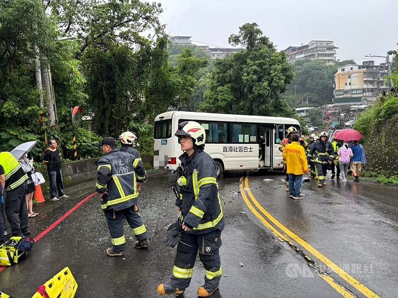新北市新店區13日下午發生一輛砂石車疑手煞車失靈滑行，撞上社區巴士等車後再撞山壁翻覆，事故共有8人輕傷送醫。（翻攝畫面）中央社記者曹亞沿傳真 115年5月13日&nbsp;&nbsp;&nbsp;