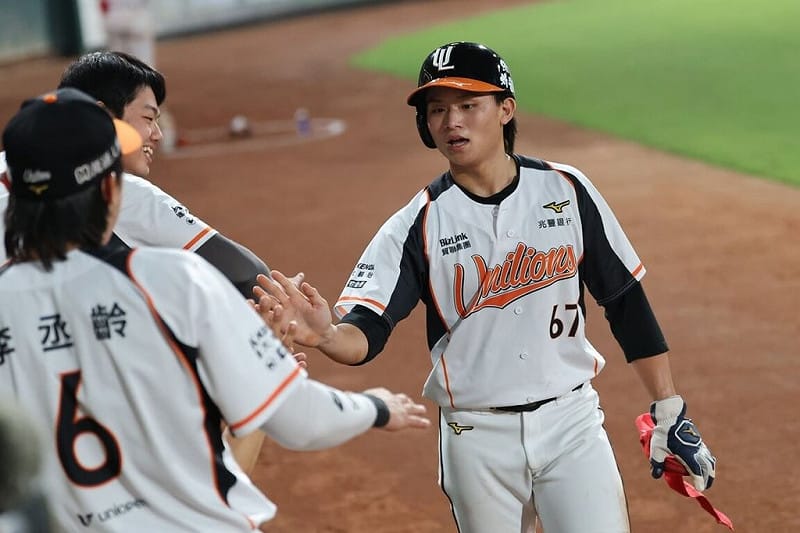中職統一7-ELEVEn獅隊13日例行賽擊敗味全龍隊，成為史上首支達成2000勝里程碑的球隊；獅隊林泓弦（右）3打數敲出2支安打，貢獻1分打點，獲選單場MVP。（統一獅隊提供）中央社記者謝靜雯傳真 115年5月13日&nbsp;&nbsp;&nbsp;