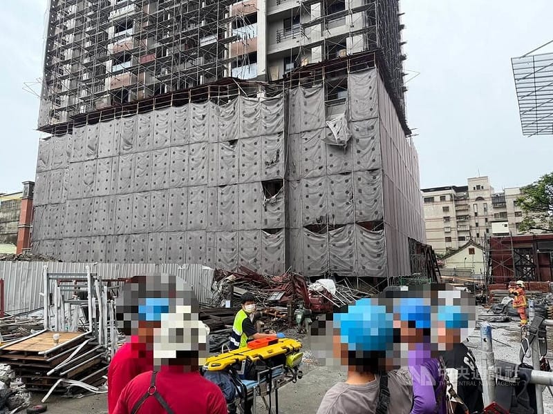 新北市新莊區1處工地鷹架14日上午倒塌，1名工人自高處墜落，送醫搶救；另1名在地面的工人被鷹架壓傷，救出後送醫仍不治。（翻攝照片）中央社記者曹亞沿傳真　115年5月14日&nbsp;&nbsp;&nbsp;