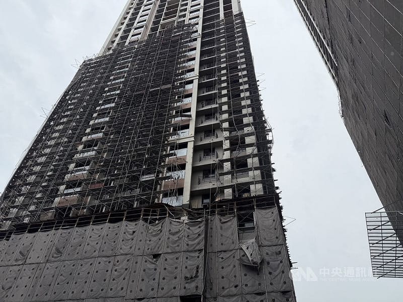 新北市新莊區1處工地鷹架14日上午倒塌，1名工人高處墜落送醫搶救，另1名在地面的工人被鷹架壓傷送醫不治，新北市政府工務局立即派員到場勘查，已勒令停工釐清事故原因並開罰。（翻攝照片）中央社記者曹亞沿傳真　115年5月14日&nbsp;&nbsp;&nbsp;