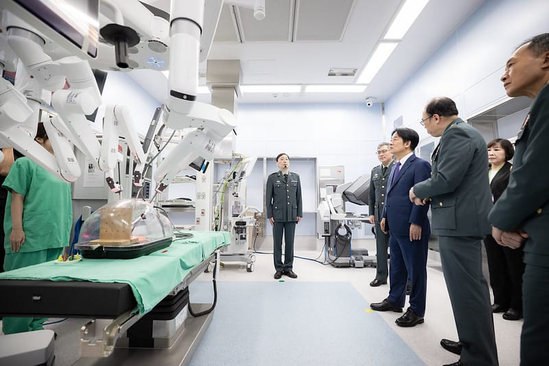  賴清德前往「達文西手術室」瞭解機械手臂模擬操作情況。 圖：總統府提供 