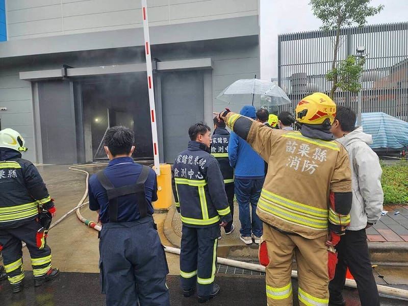 位於竹科銅鑼園區的國家儲能系統檢測中心14日下午竄出濃煙，苗栗縣消防局派員趕赴現場，初步了解，疑為鋰電池試驗過程中熱失控冒出大量煙霧，幸內部人員安全撤出，無受困受傷。（民眾提供）中央社記者管瑞平傳真　115年5月14日&nbsp;&nbsp;&nbsp;