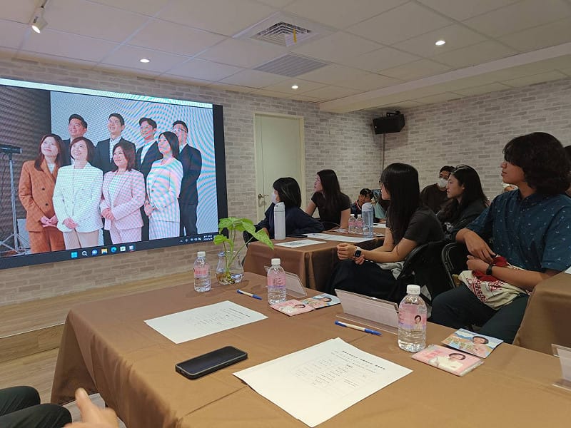 同學們觀賞形象照幕後花絮。圖：何欣純市政辦公室/提供