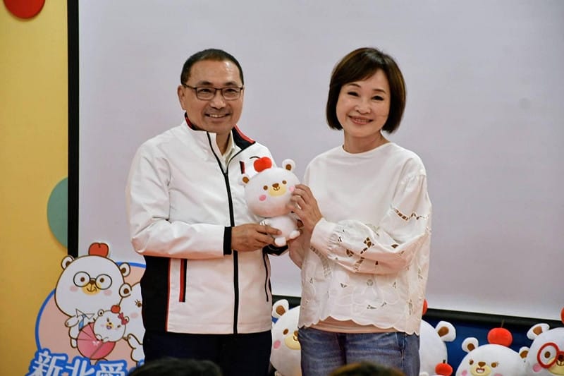 侯友宜(左)高度肯定柯志恩提出的「育兒三箭」政策。&nbsp;&nbsp;&nbsp;圖：柯志恩服務處/提供