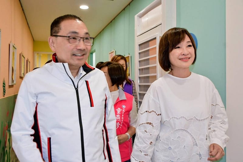 侯友宜(左)為柯志恩(右)導覽新北市公共托育中心。&nbsp;&nbsp;&nbsp;圖：柯志恩服務處/提供