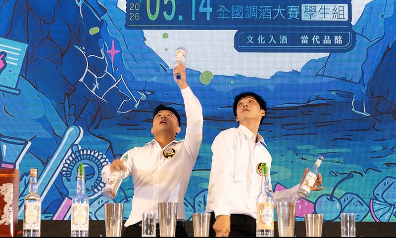 陳俊燊(左)與郭仲維(右)同台為第4屆金酒盃開場。&nbsp;&nbsp;&nbsp;圖：金門酒廠/提供