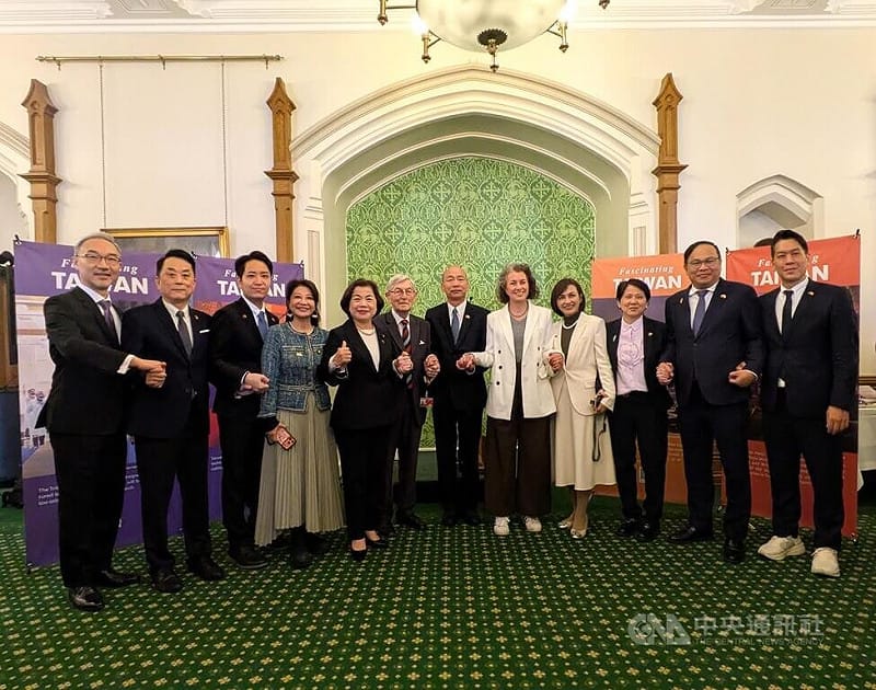 立法院長韓國瑜（右6）率跨黨派立委14日參訪英國國會，英國國會友台小組兩位共同主席，下議院議員柴萍恩（右5）和上議院議員羅根勳爵（左6），代表英方表示歡迎，駐英國代表姚金祥（左1）陪同。中央社記者陳韻聿倫敦攝　115年5月15日&nbsp;&nbsp;&nbsp;圖：中央社提供