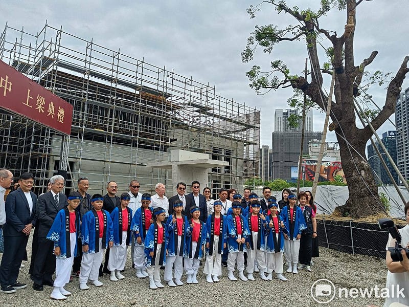  「童書之森．臺中」座落於秋紅谷景觀生態公園，整體設計以「為未來孵的蛋」為靈感，打造以森林包覆的橢圓形建築。&nbsp;&nbsp;&nbsp;圖：唐復年/攝