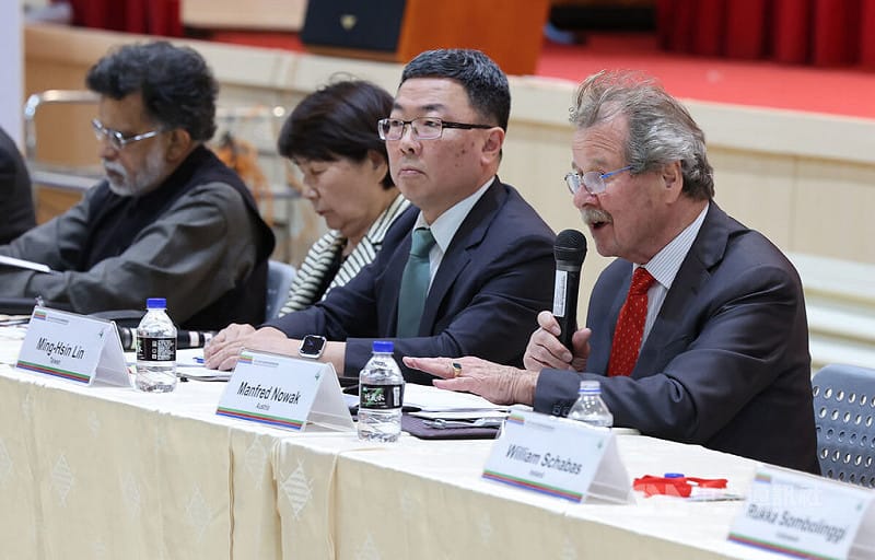 兩公約第4次國家報告國際審查會議15日舉行結論性意見與建議發表會，公民與政治權利國際公約審查委員會主席諾瓦克（Manfred Nowak）（右）等人權專家與會，建議政府擬定未來5至10年的國家人權行動計畫。中央社記者趙世勳攝　115年5月15日&nbsp;&nbsp;&nbsp;