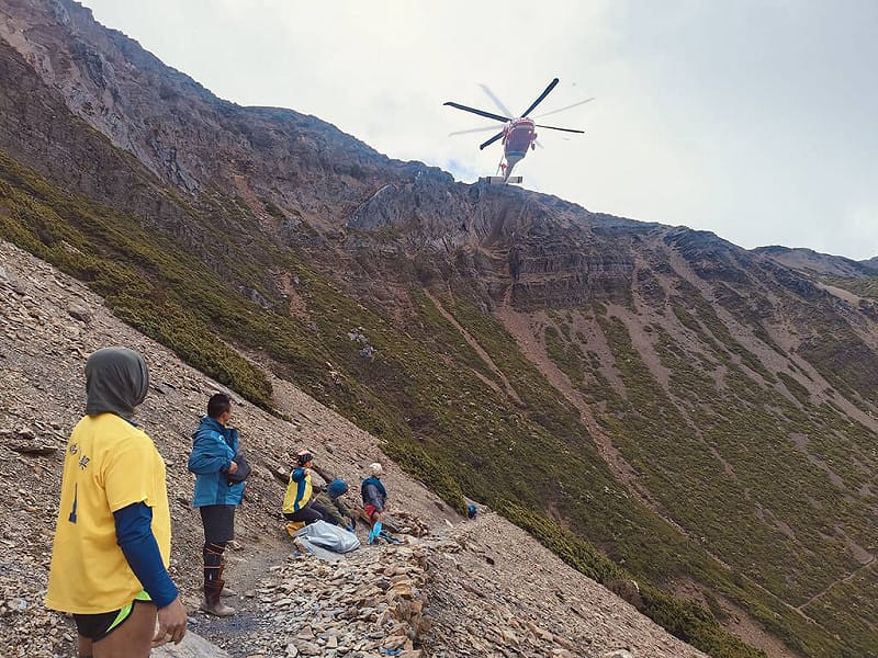 6人登山隊攀登玉山主峰回程途中，蔡姓男子於主峰下風口段附近不慎墜谷身亡，南投縣政府消防局獲報啟動救援機制，遺體16日由直升機吊掛下山。（讀者提供）中央社記者鄭維真傳真 115年5月16日&nbsp;&nbsp;&nbsp;