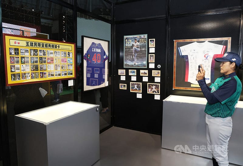 「中信60甲子緣」棒球特展揭幕記者會17日在中國信託多功能會場舉行，會中展出中信兄弟投手教練王建民的相關棒球文物。中央社記者張新偉懾　115年5月17日&nbsp;&nbsp;&nbsp;