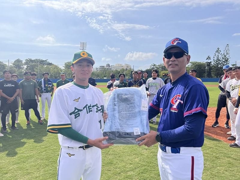 名古屋亞運棒球項目培訓隊藍白對抗賽17日進行第2戰，藍隊林志穎（前左）先發3局無失分，拿下投手MVP。（中華民國棒球協會提供）中央社記者謝靜雯傳真　115年5月17日&nbsp;&nbsp;&nbsp;