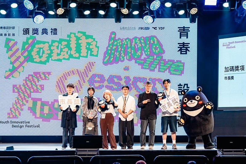 李懷仁(右三)與高雄熊一起抽出加碼的「市長獎」。&nbsp;&nbsp;&nbsp;圖：高雄市文化局/提供