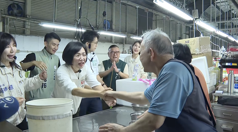  蘇巧慧、沈伯洋首度合體拜票。 圖：翻攝自共訊 