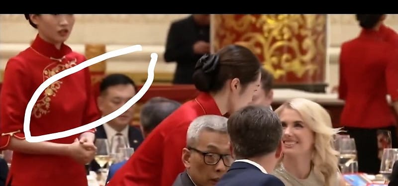有網友指出，川習會宴會上的這些女服務生的乳房一大一小，很可能是在胸口藏有監聽設備。&nbsp;&nbsp;&nbsp;圖：翻攝自 @sam51824016070 X 帳號