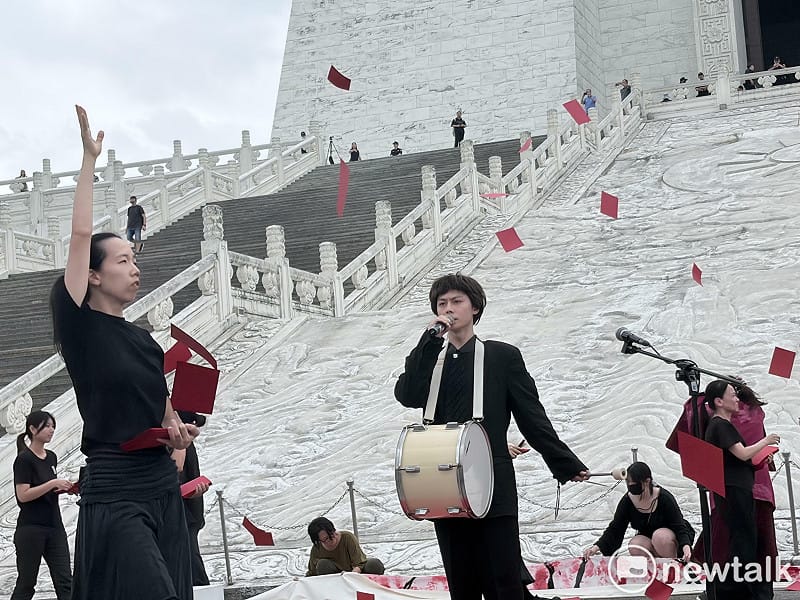  行動劇中重現了潘英雪家族被政治迫害的故事。 圖：李宣萱/攝 