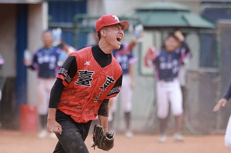 115年王貞治盃青棒賽敗部冠軍戰台東縣隊與台南市隊19日鏖戰13局，比賽歷時4小時22分鐘，台東縣李尹恩（圖）後援3.2局穩守，助隊以7比6搶勝、晉級4強。圖為李尹恩抓下最後出局數振奮吶喊。（中華民國棒球協會提供）中央社記者謝靜雯傳真　115年5月19日&nbsp;&nbsp;&nbsp;
