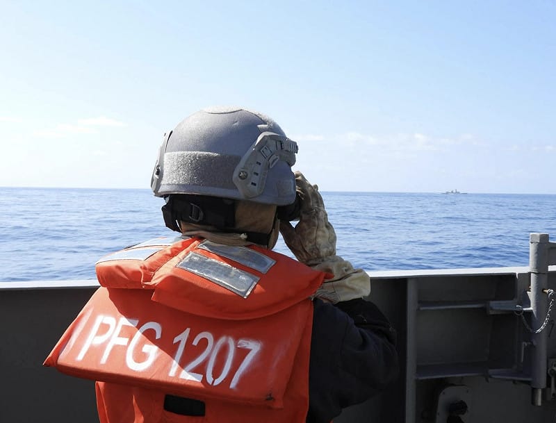 海軍武昌軍艦監控中國解放軍徐州艦。&nbsp;&nbsp;&nbsp;圖：國防部提供