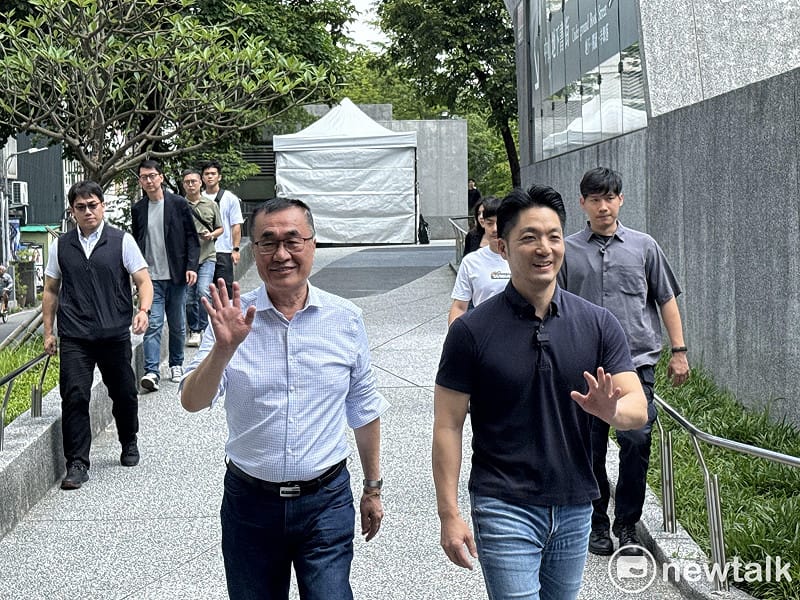 台北市長蔣萬安與國民黨新北市長參選人李四川今視察心中山商圈的負壓式吸菸室。&nbsp;&nbsp;&nbsp;圖：周煊惠 / 攝