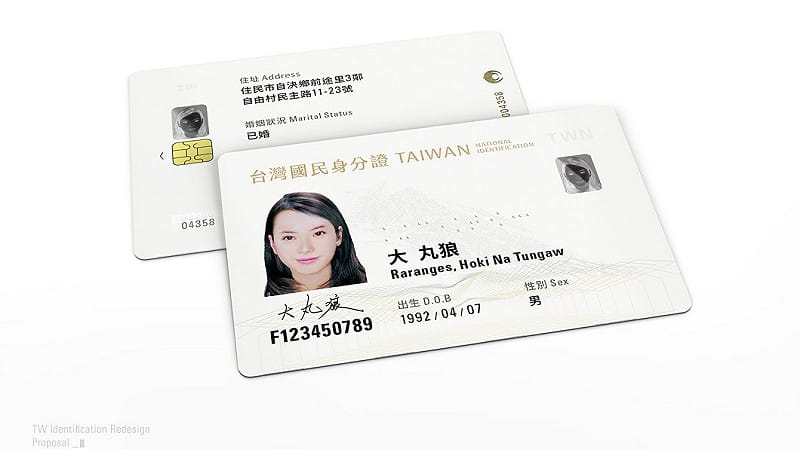 2018年內政部正進行第七代身分證改版,並上網徵求新版身分證設計並舉辦票選。不過,當時排名第一的設計「嶼民在地」設計正面就以「台灣國民身分證」為名,並無我國正式國號及國旗,引發正反兩方論爭。 圖:翻攝自身分證明文件再設計網站 2018年內政部正進行第七代身分證改版,並上網徵求新版身分證設計並舉辦票選。不過,當時排名第一的設計「嶼民在地」設計正面就以「台灣國民身分證」為名,並無我國正式國號及國旗,引發正反兩方論爭。 圖:翻攝自身分證明文件再設計網站