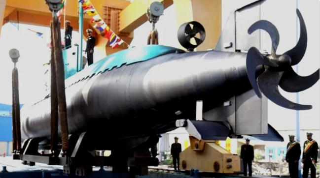 分析認為，伊朗正試圖結合加迪爾級潛艦、岸基反艦飛彈、無人機蜂群與武裝快艇，建立多層次「區域拒止」防禦網，藉此在荷姆茲海峽對美軍形成長期戰略牽制。&nbsp;&nbsp;&nbsp;圖:翻攝自前沿科技解碼
