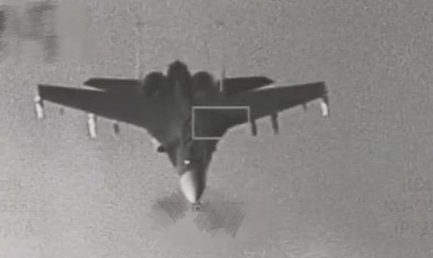  F-16V 戰機透過「狙擊手」紅外線吊艙持續監視著解放軍的殲-16 戰機。 圖：翻攝自 騰訊網 零度 Military 