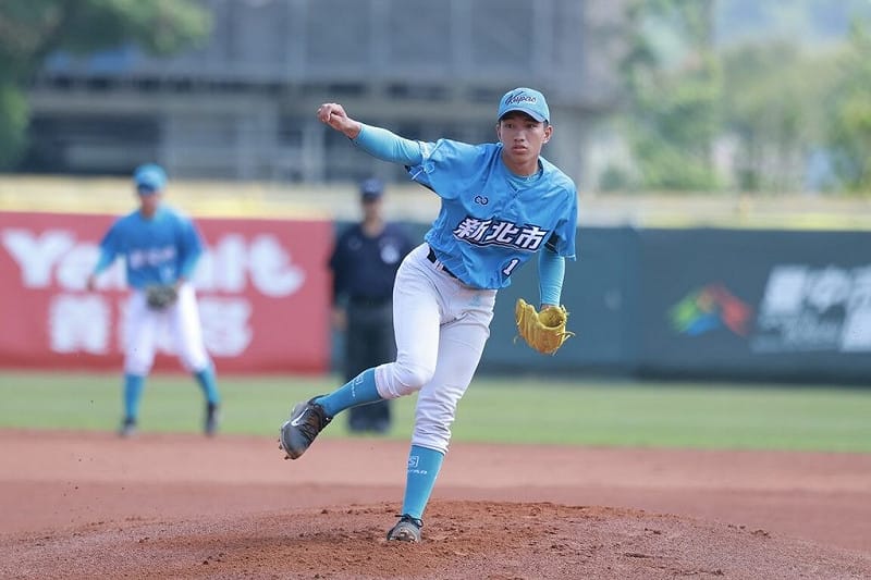 115年大甲媽祖盃王貞治全國青棒錦標賽4強戰20日由新北市隊與台東縣隊交手，新北先發投手羅于晏（前）完投5局，被敲4支安打僅失1分，另有4次三振、拿下勝投，助隊搶勝晉級冠軍戰。（中華民國棒球協會提供）中央社記者蘇志畬傳真　115年5月20日&nbsp;&nbsp;&nbsp;