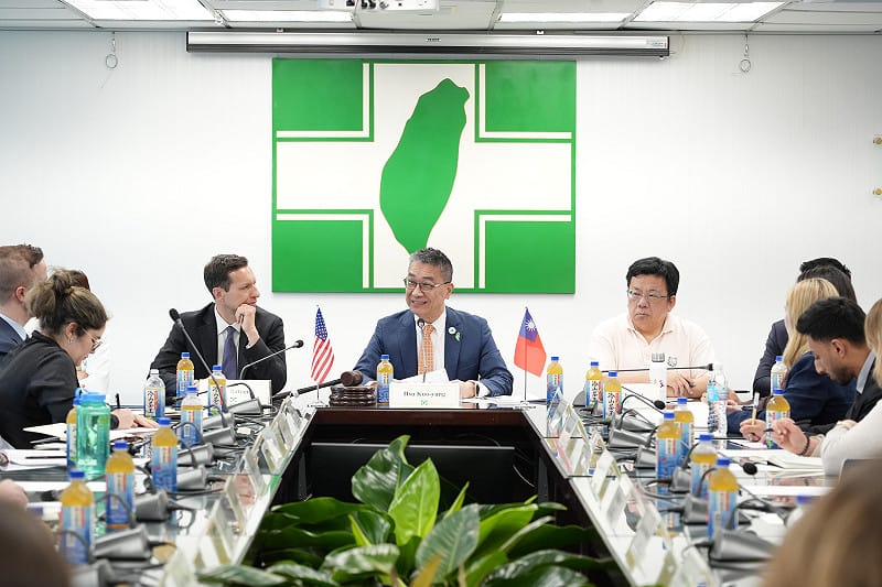 前美國國防部印太安全事務助理部長睿特納（左）率團拜訪民主進步黨，秘書長徐國勇接待。&nbsp;&nbsp;&nbsp;圖：民進黨提供