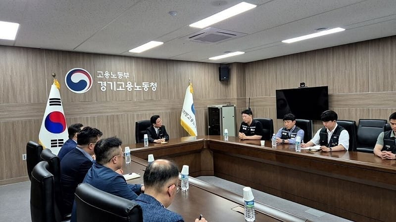 為阻止罷工危機，僱傭勞動部長金榮訓20日下午親自擔任斡旋者，雙方再度展開協商。&nbsp;&nbsp;&nbsp;圖：韓國僱傭勞動部提供