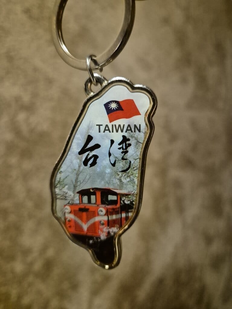 法國費加洛報記者德賈傑規劃壯遊，搭火車從巴黎到台灣。他去過一次台灣之後念念不忘，還把台灣形狀的鑰匙圈帶在身上。&nbsp;&nbsp;&nbsp;圖：德賈傑提供