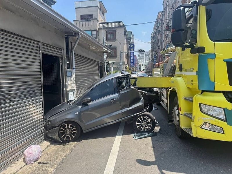 1輛混凝土壓送車20日行經苗栗市蕉嶺街路口，油壓支撐架突然滑脫撞毀停放路旁的自小客車，事故也波及民宅。（警方提供）中央社記者管瑞平傳真 115年5月21日&nbsp;&nbsp;&nbsp;