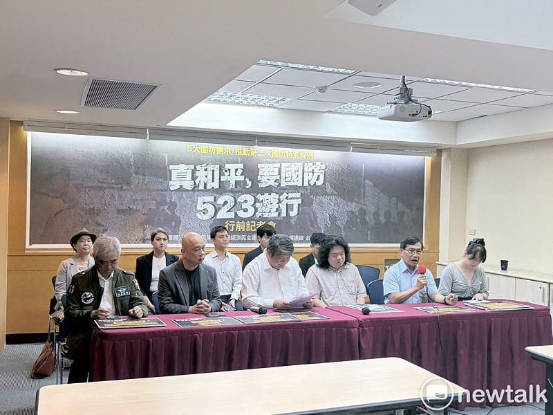  朱福銘（左二）強調，和平不是祈禱侵略者善良，而是讓侵略者知道台灣不好打，讓敵國知道「今天不適合侵略台灣。每一天都不適合侵略台灣」。 圖：李宣萱/攝 