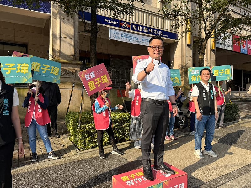 童子瑋在街頭向市民打招呼爭取支持。圖：童子瑋辦公室/提供