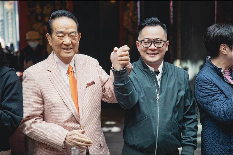宋楚瑜為童子瑋打氣。&nbsp;&nbsp;&nbsp;圖：童子瑋辦公室/提供
