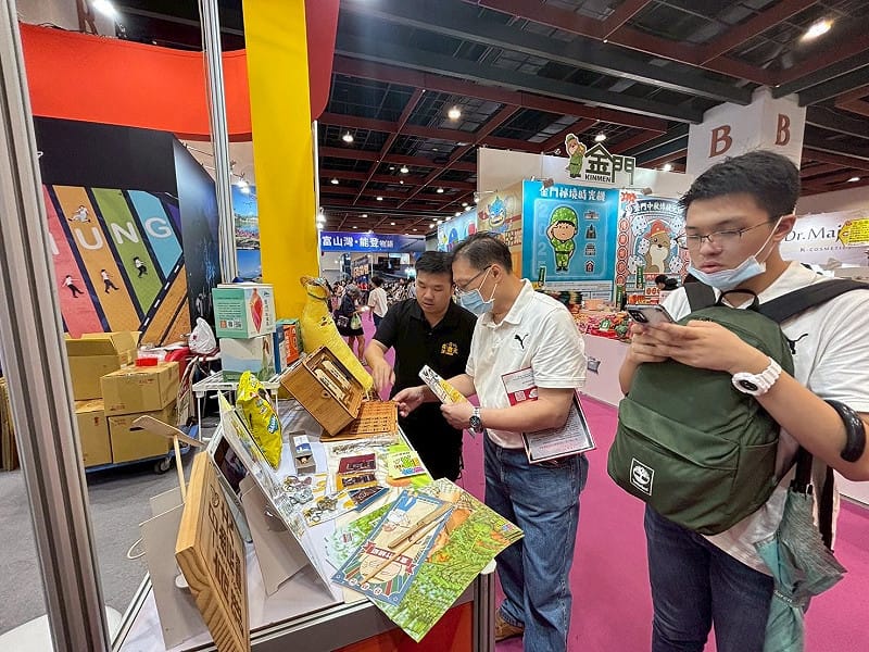 「高雄一日農夫體驗趣」打造特色展區，吸引民眾探詢農村體驗、小旅行遊程。&nbsp;&nbsp;&nbsp;圖：高雄市農業局/提供
