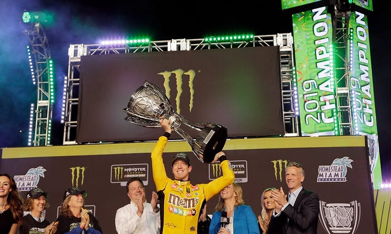 NASCAR明星車手布仕（中）2019年奪下NASCAR Cup Series總冠軍，手捧冠軍獎盃。（美聯社）&nbsp;&nbsp;&nbsp;