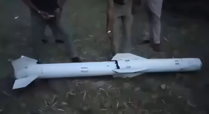 印度國防研究與發展組織（DRDO）相關科學家與印度空軍技術人員據報已對回收硬體進行拆解與分析，並識別出部分與外貿型號相關的電子訊號特徵與系統指標。 圖:翻攝自零度Military