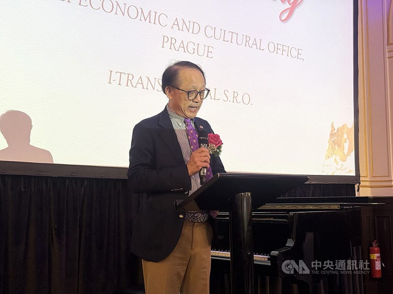 專注於危險化學品運輸公司「愛豐通運」（i-TRANS Global s.r.o）將在捷克設立半導體關鍵材料物流中心。董事長張錫濱（圖）表示，看到歐洲正推動的產業發展與未來基礎建設需求，「我們清楚知道這正是我們應該參與的地方。」中央社記者劉郁葶布拉格攝　115年5月22日&nbsp;&nbsp;&nbsp;圖：中央社提供