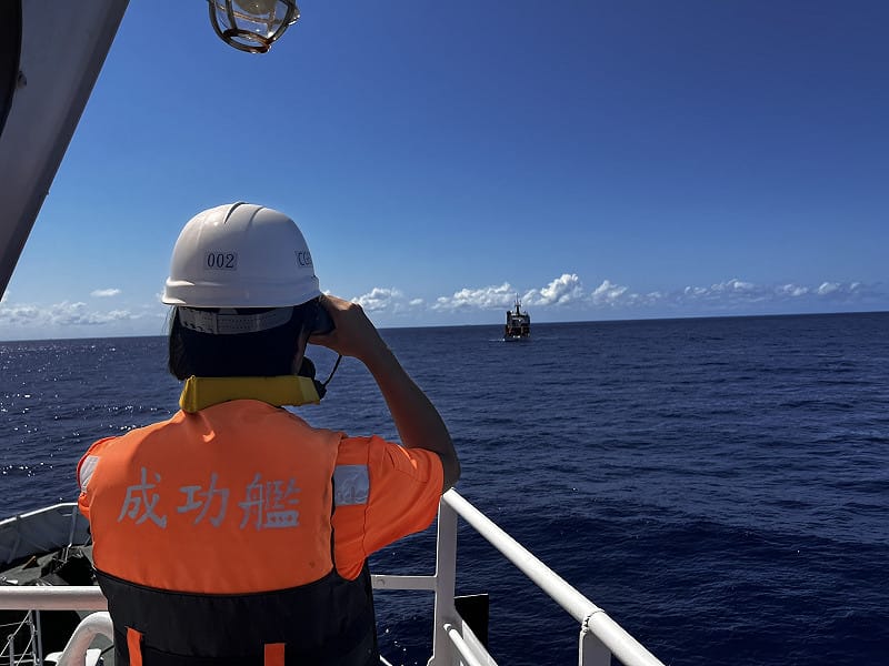 海巡成功艦監控同濟號 圖:海巡署提供 海巡成功艦監控同濟號 圖:海巡署提供