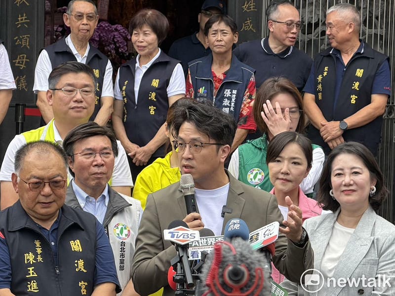 沈伯洋赴台北市關渡宮參香祈福, 圖:高逸帆/攝 沈伯洋赴台北市關渡宮參香祈福, 圖:高逸帆/攝